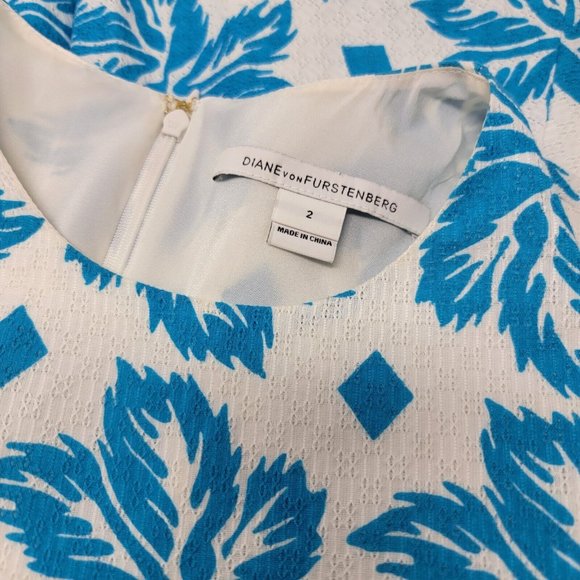 Diane Von Furstenberg Size 2 Blue / White Floral Sleeveless Midi Fit Flare Dress - Picture 3 of 3